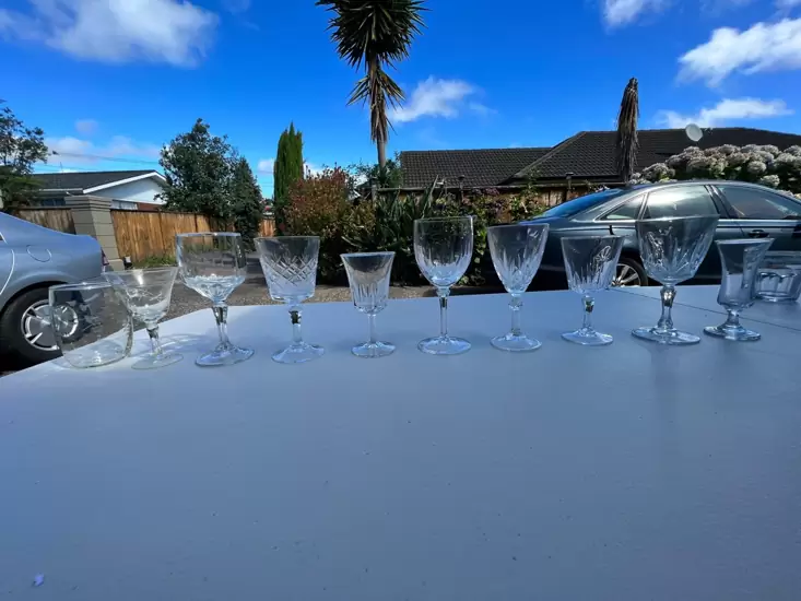 NZ$9 BULK OF 10 DECORATIVE WINE GLASSES